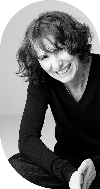Portrait N&B Maud Abanelle souriante